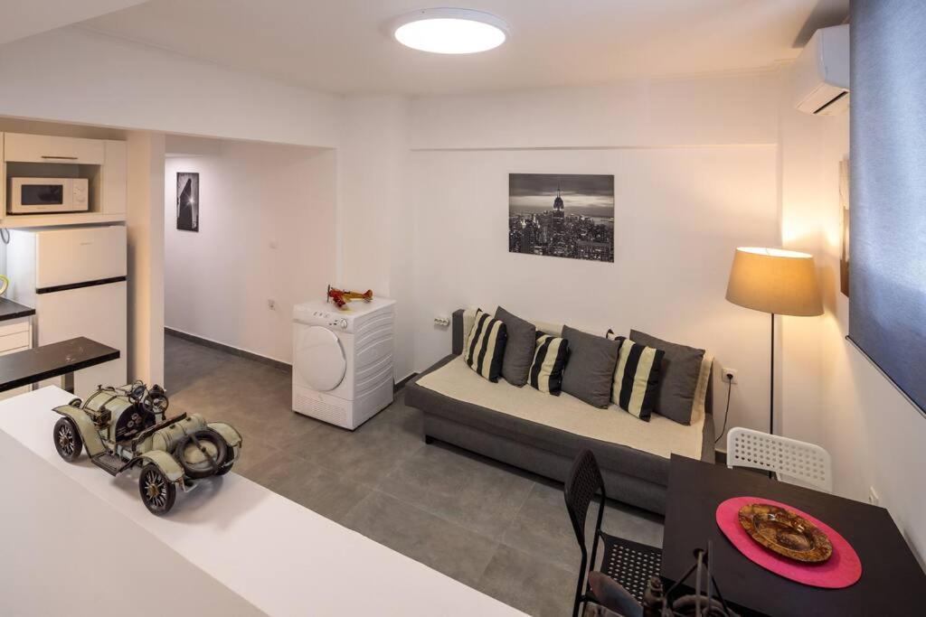 Hilton Area Brand New Comfortable Apartment Афины Экстерьер фото