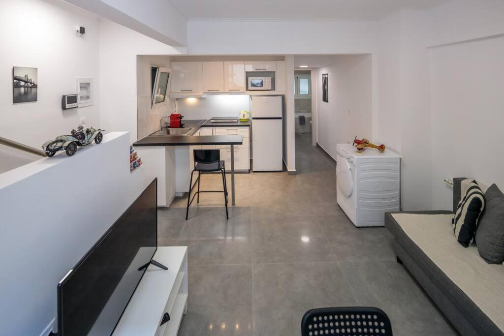Hilton Area Brand New Comfortable Apartment Афины Экстерьер фото