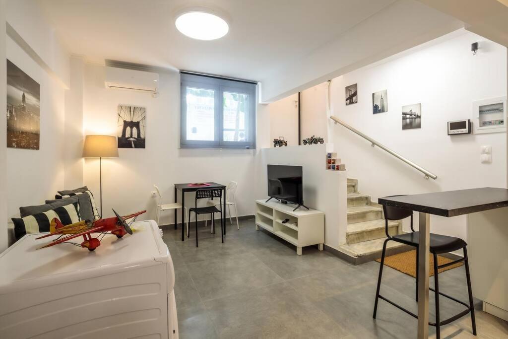 Hilton Area Brand New Comfortable Apartment Афины Экстерьер фото