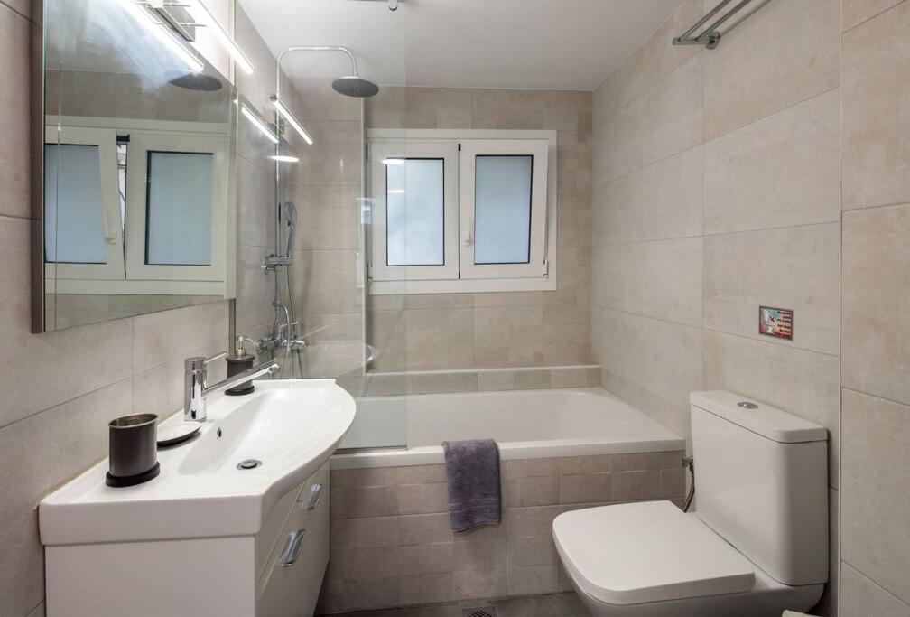Hilton Area Brand New Comfortable Apartment Афины Экстерьер фото
